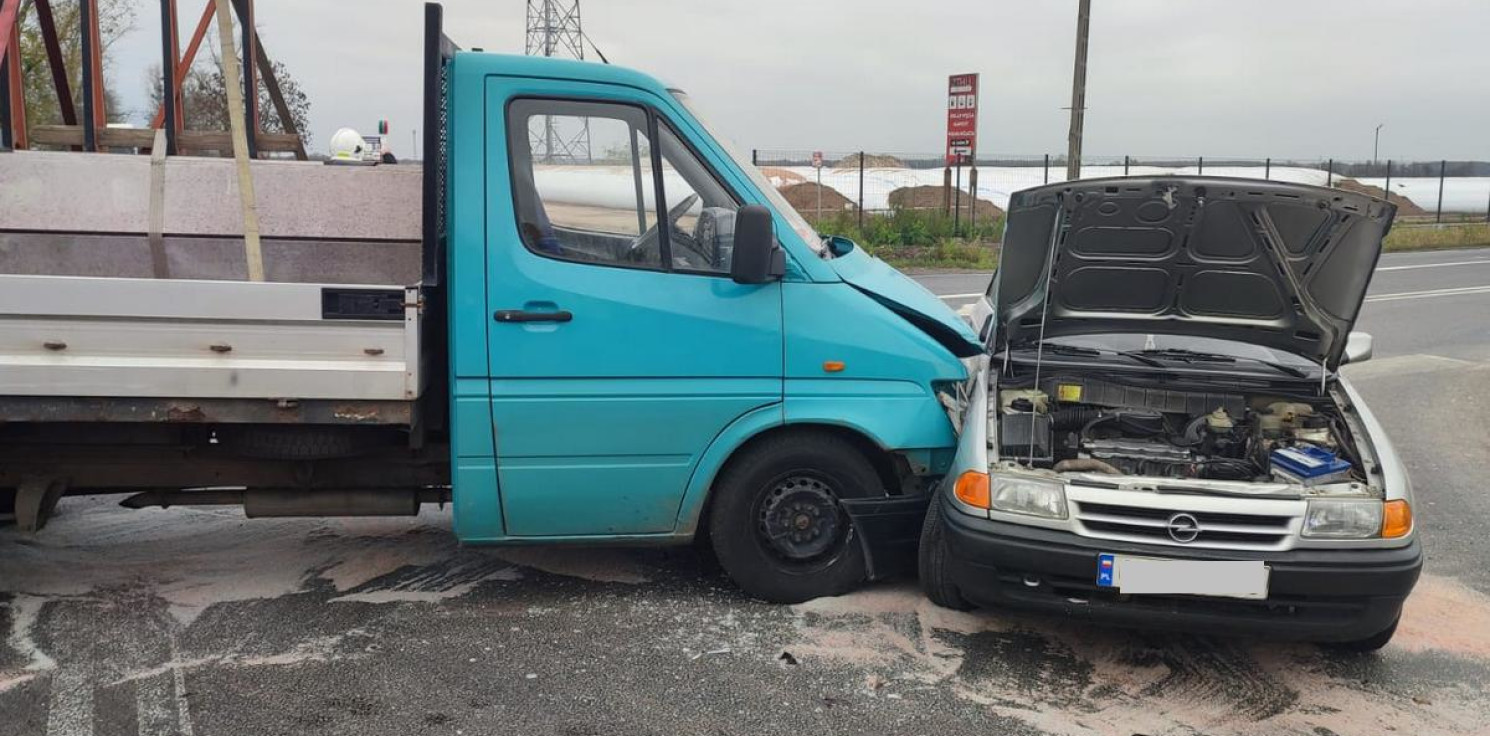 Radziejów - Zderzenie opla z mercedesem. Wyglądało groźnie