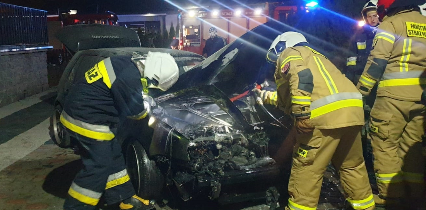 Mogilno - W Szczepanowie spłonęło auto. Właściciel w ostatniej chwili wypchnął je z garażu