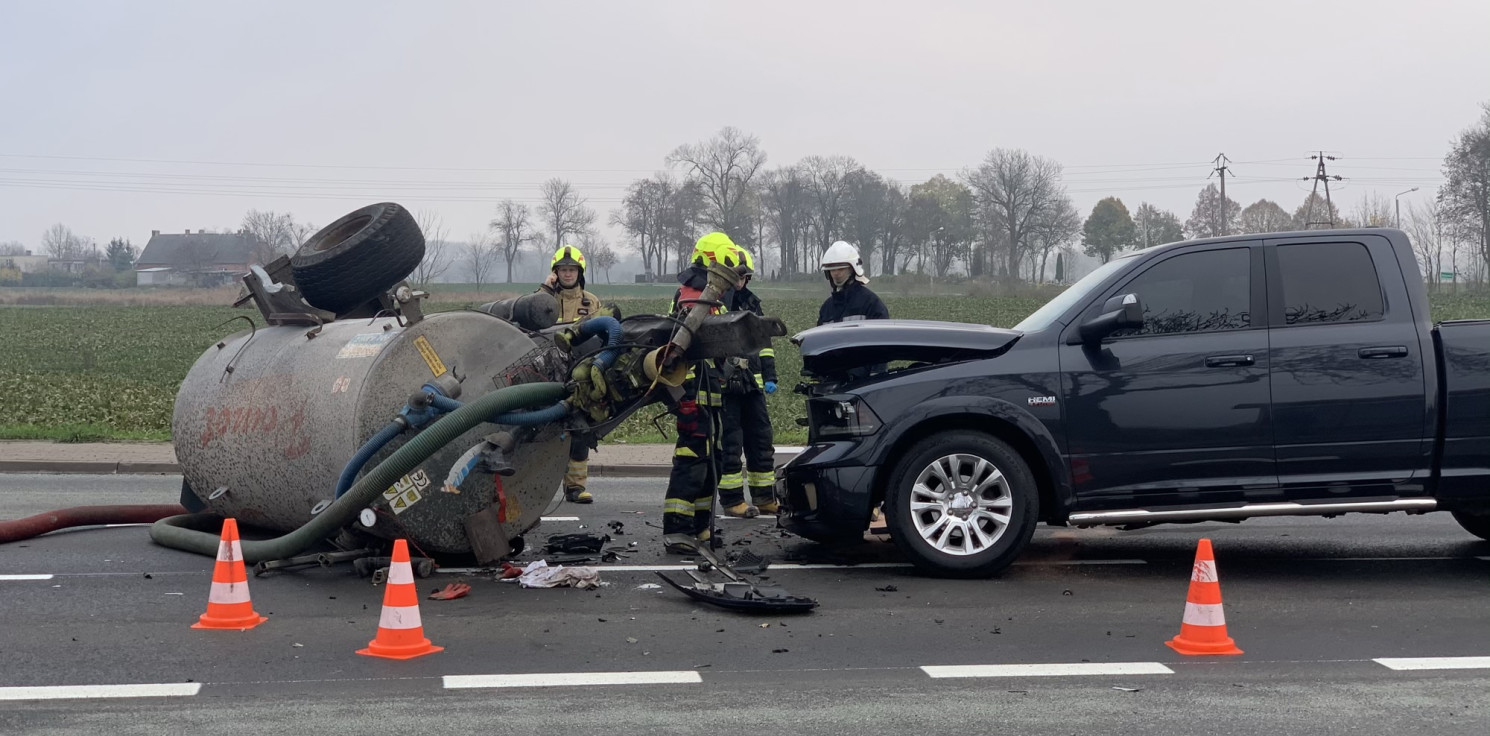 Gniewkowo.online - Zderzenie dodge’a z wozem asenizacyjnym