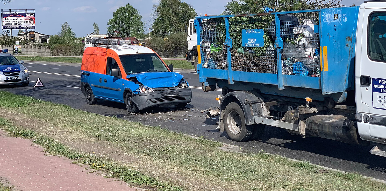 Inowrocław - Na Poznańskiej dostawczak uderzył w śmieciarkę