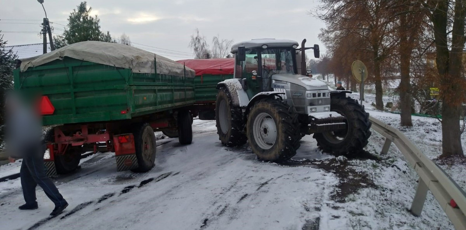 Mogilno - Koło Mogilna ciągnik z przyczepami ziemniaków zablokował drogę