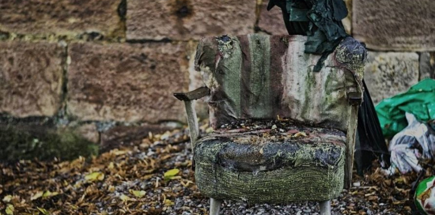 Inowrocław - Stary fotel, stół i dywan. Odbiorą odpady wielkogabarytowe