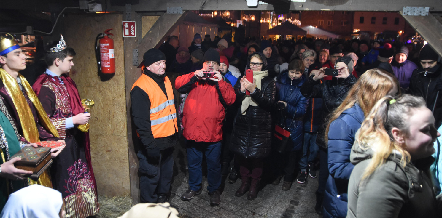 Inowrocław - Inauguracja szopki i wigilijne spotkanie na rynku