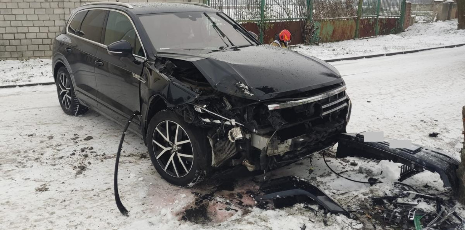 Region - Uderzył w volkswagena, który wylądował na drzewie