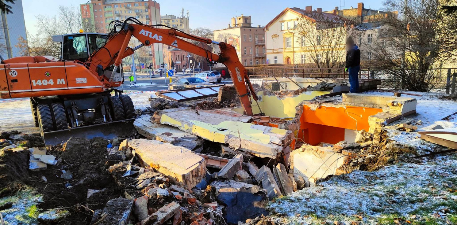 Inowrocław - To miejsce przechodzi do historii. Rozbierają miejski szalet