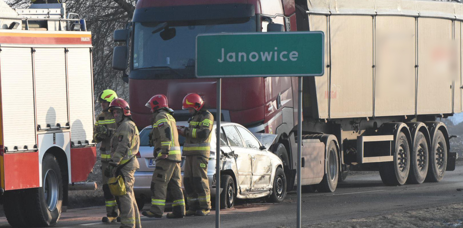 Inowrocław - Wypadek w Janowicach. Kierowca auta jest poszkodowany