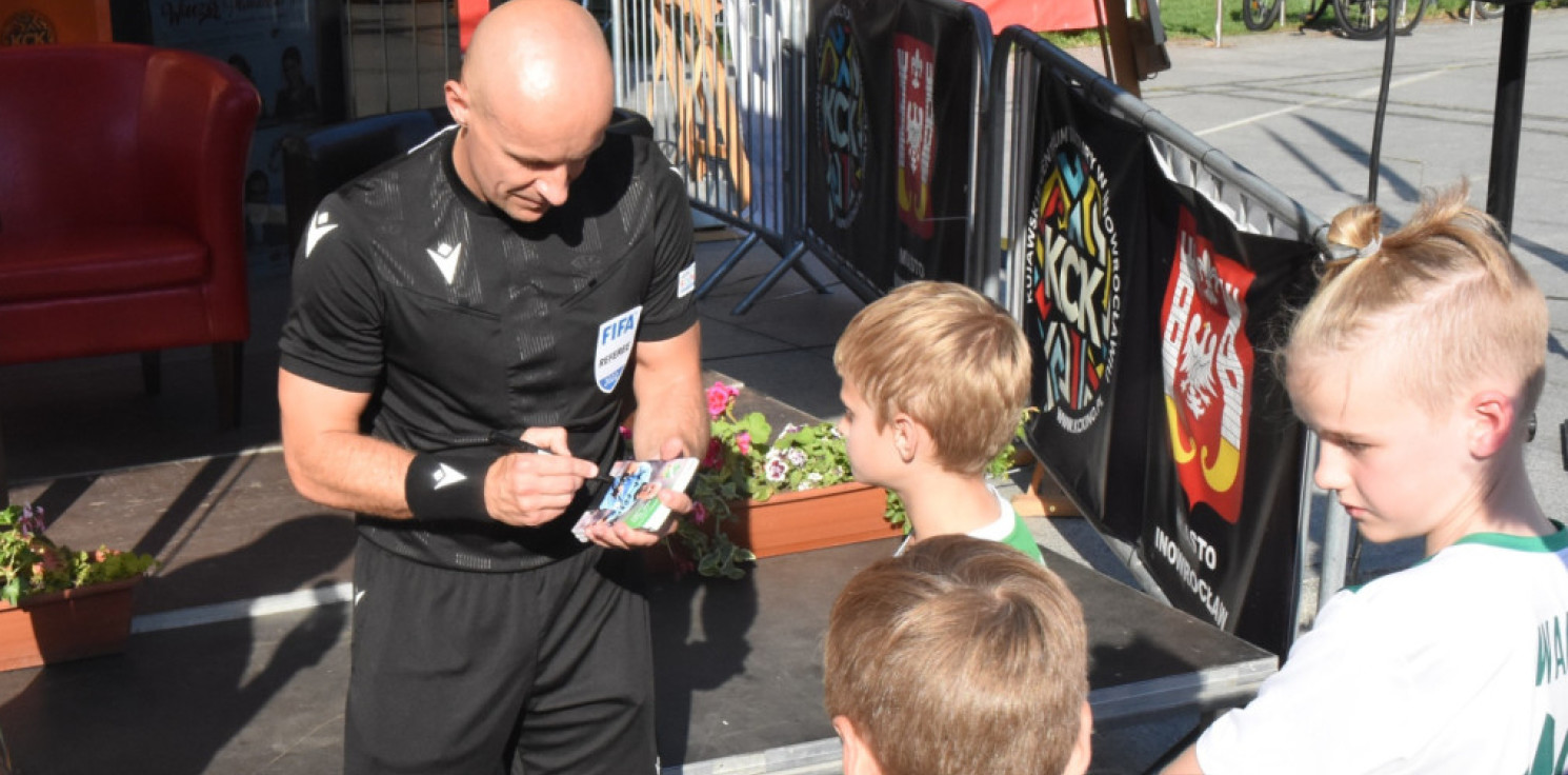 Inowrocław - Pół roku temu rozdawał autografy młodym inowrocławianom, w niedzielę będzie sędzią finału mundialu