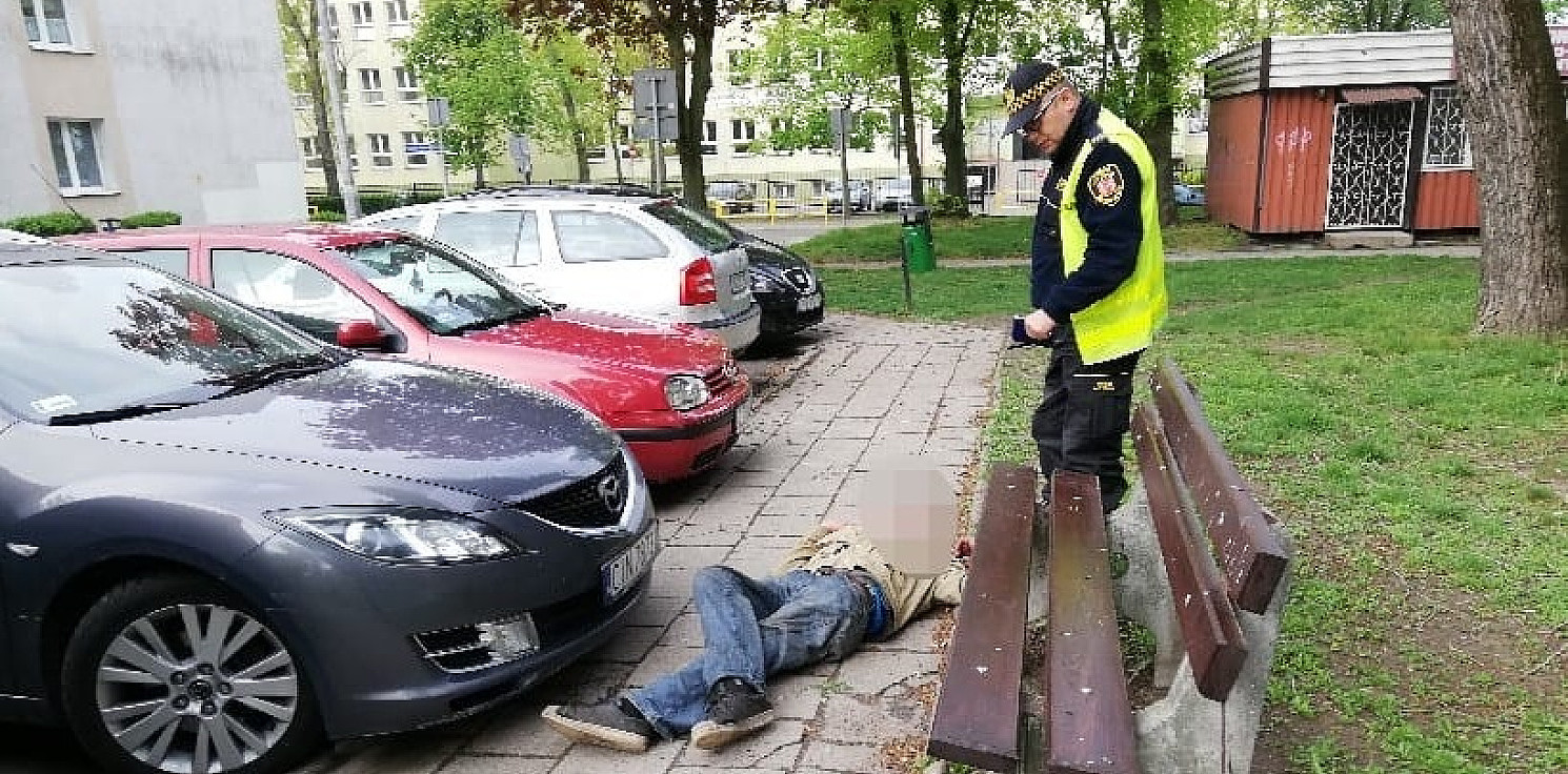 Inowrocław - Pijany leżał na chodniku. Strażnicy wezwali karetkę 