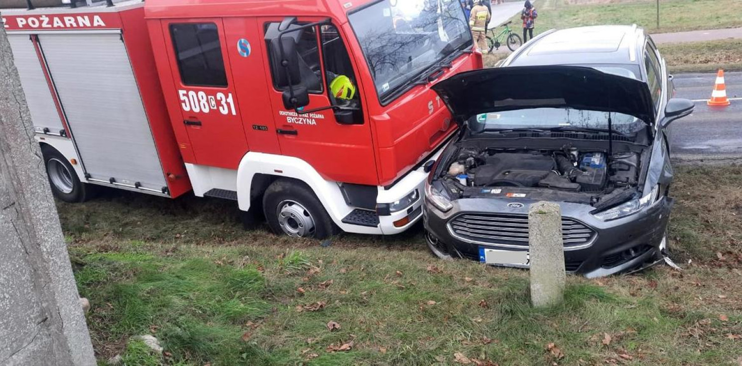 Region - Uderzyła w auto, które wpadło na wóz strażacki