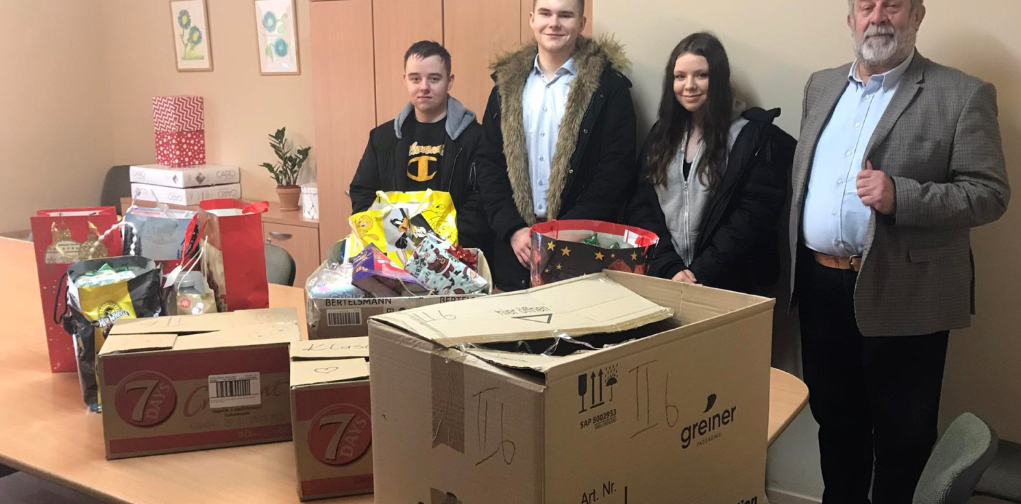 Inowrocław - Młodzież z Ekonoma zrobiła "Paczuszkę dla Maluszka”