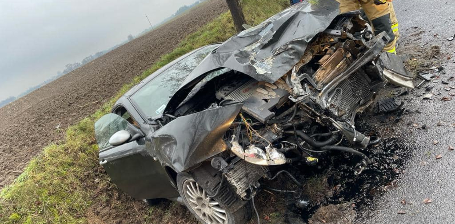 Region - Alfą uderzyła w drzewo. Tyle zostało z auta