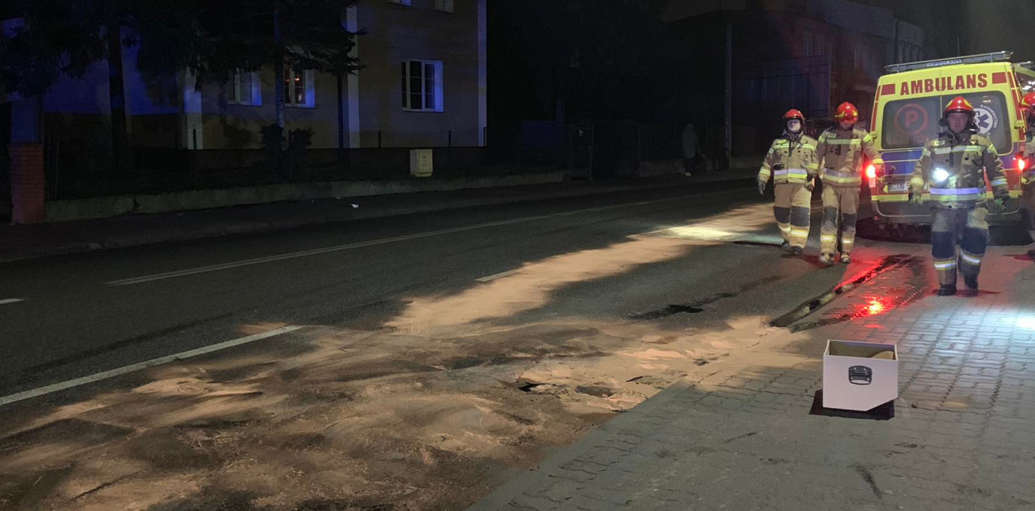 Inowrocław - Karetka wjechała w uszkodzoną studzienkę. Interweniowali strażacy