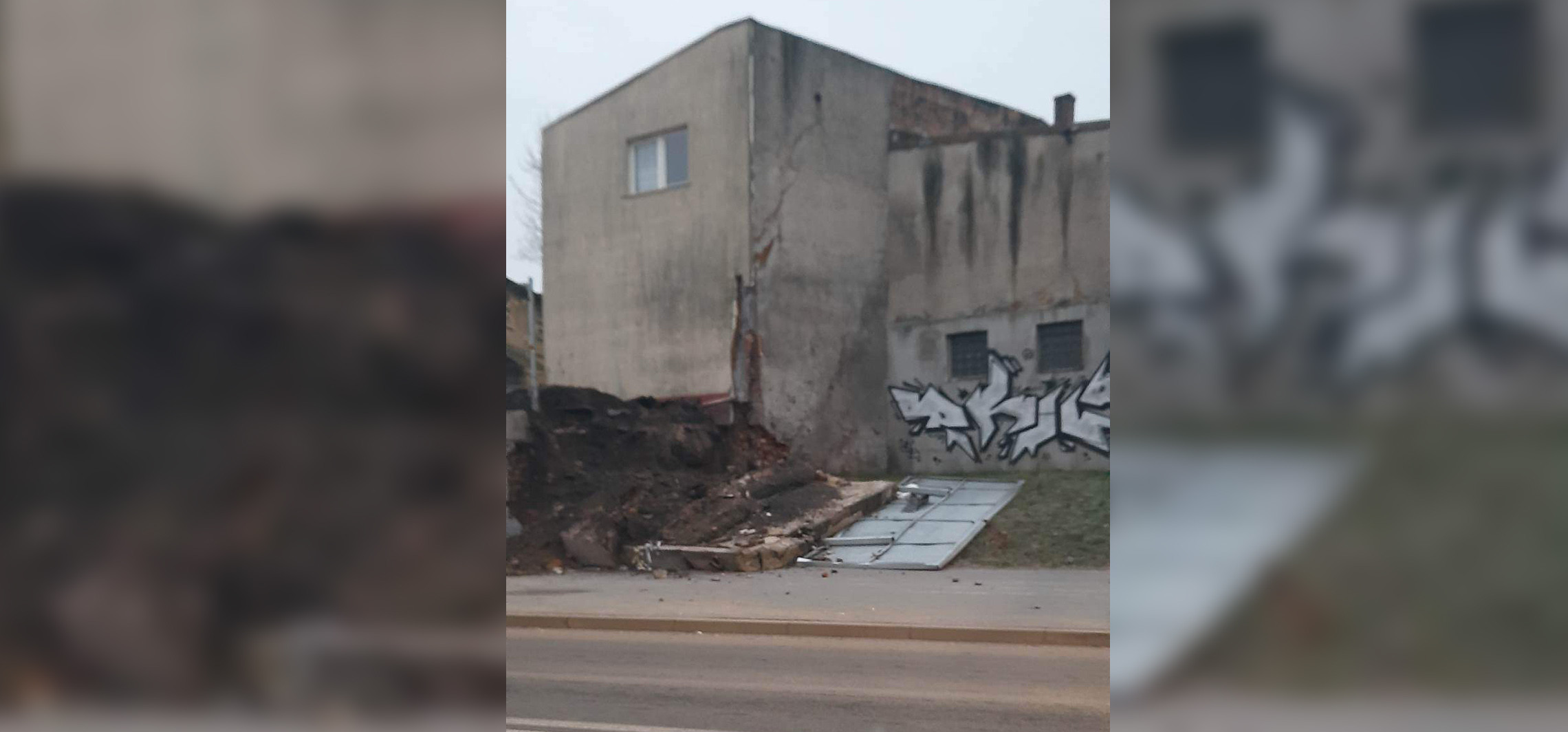 Inowrocław - W centrum runął mur. Ucierpiał też fragment budynku