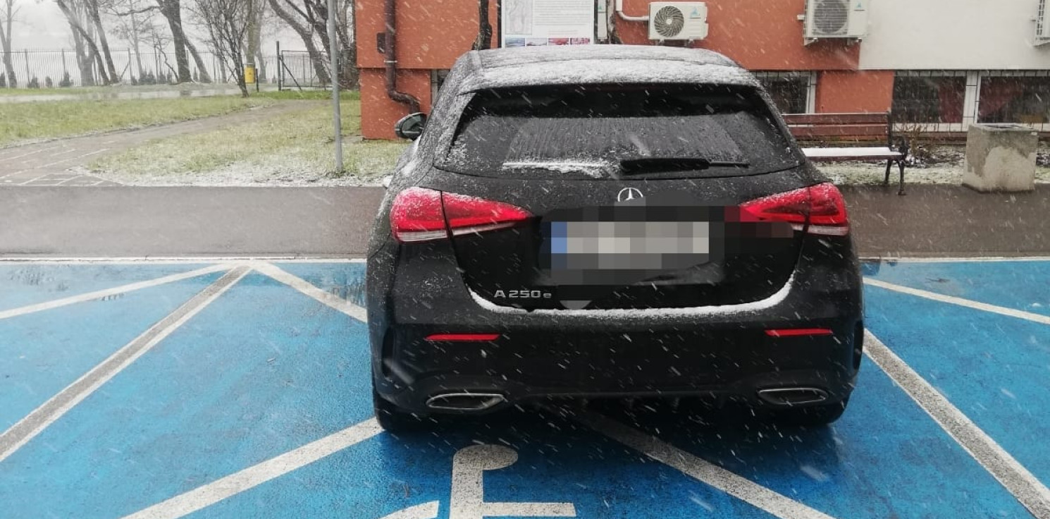 Inowrocław - Zaparkował mercedesem na kopercie. Zapłaci 800 zł