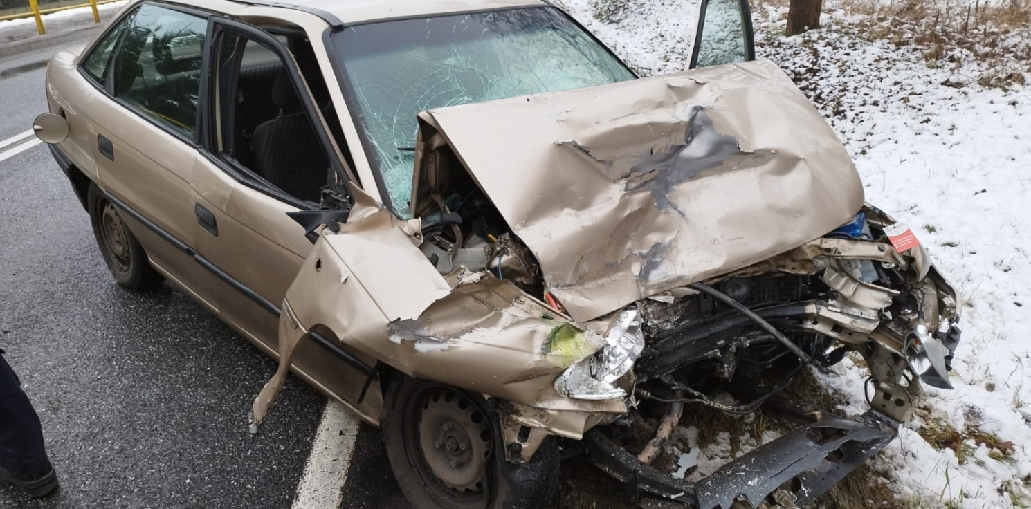 Region - Opel zderzył się z ciężarówką. Jedna osoba ranna