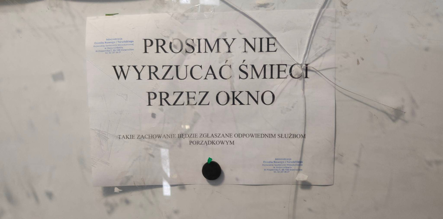 Inowrocław - Leniwi lokatorzy wyrzucają śmieci przez okno