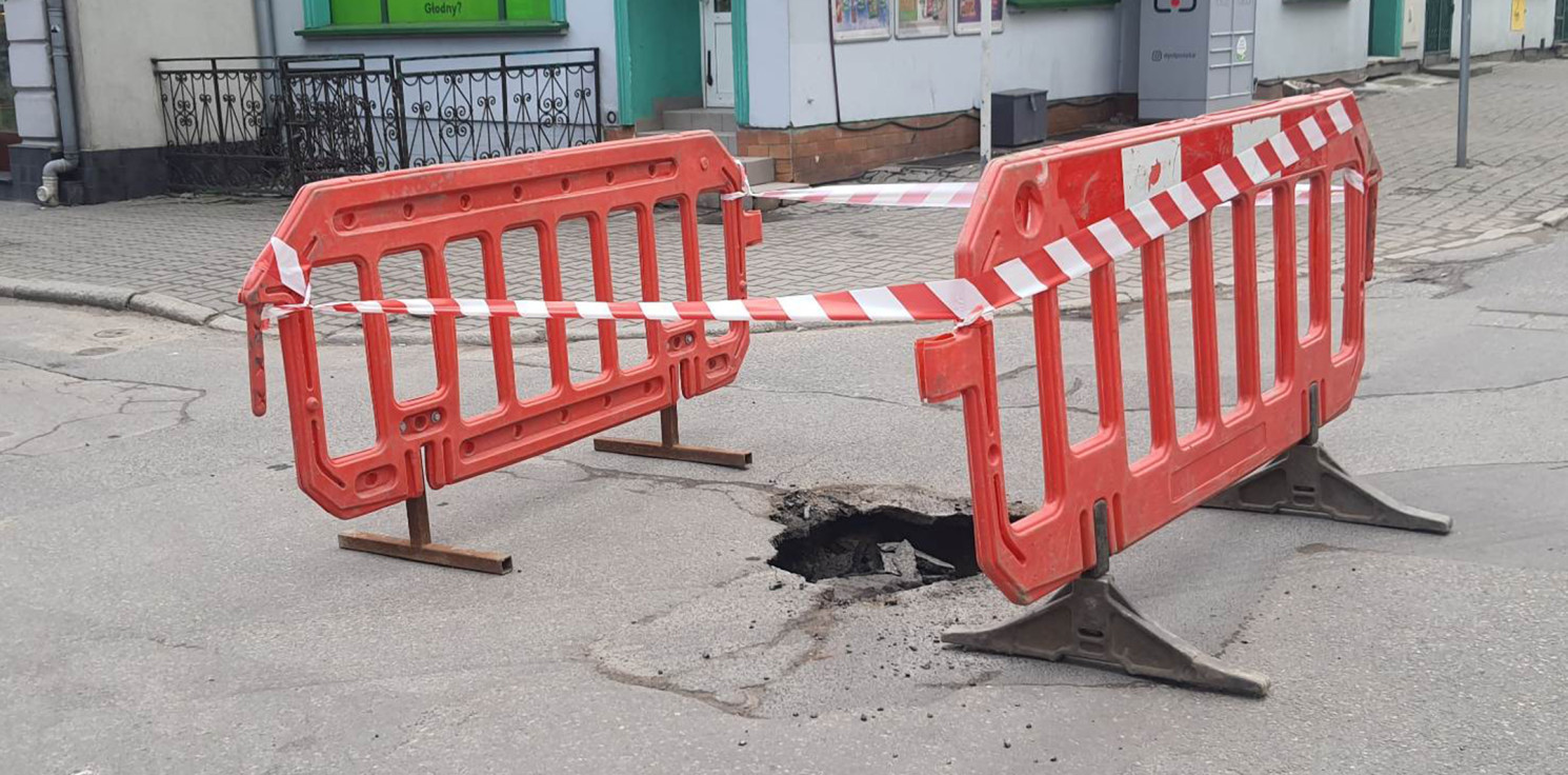 Inowrocław - W centrum miasta zapadła się jezdnia