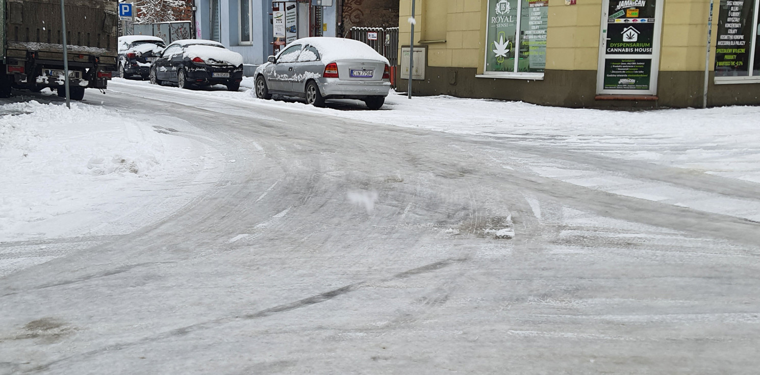 Inowrocław - Dziura w jezdni była efektem awarii wodociągowej
