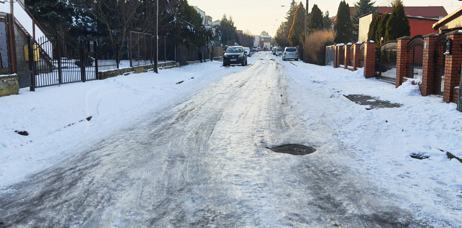 Inowrocław - Chodniki i ulice jak lodowiska. Pomoże dopiero odwilż?