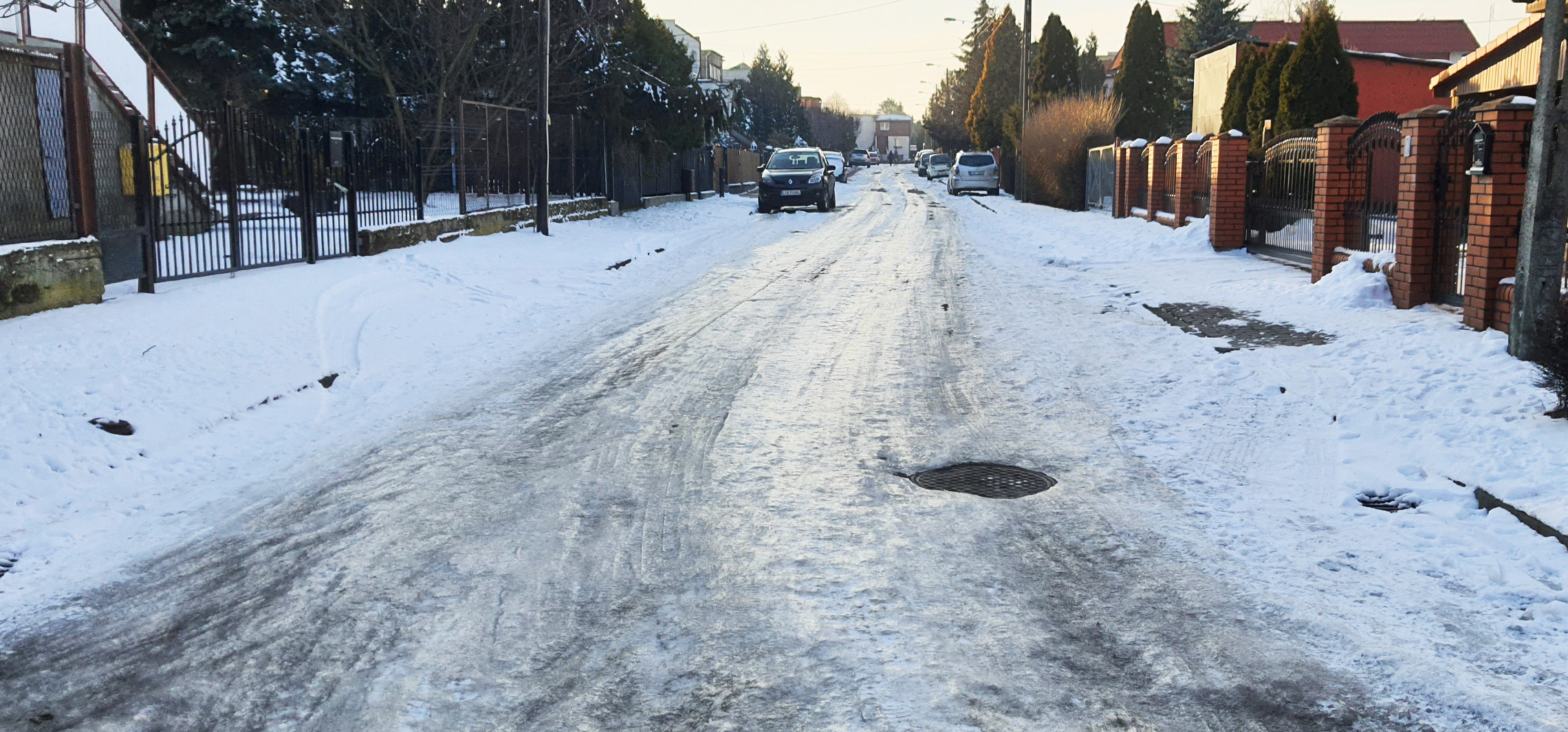 Inowrocław - Chodniki i ulice jak lodowiska. Pomoże dopiero odwilż?