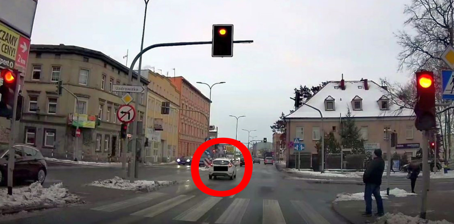 Inowrocław - Przejazd na czerwonym nie uszedł jej na sucho, bo inny kierowca wysłał nagranie policji