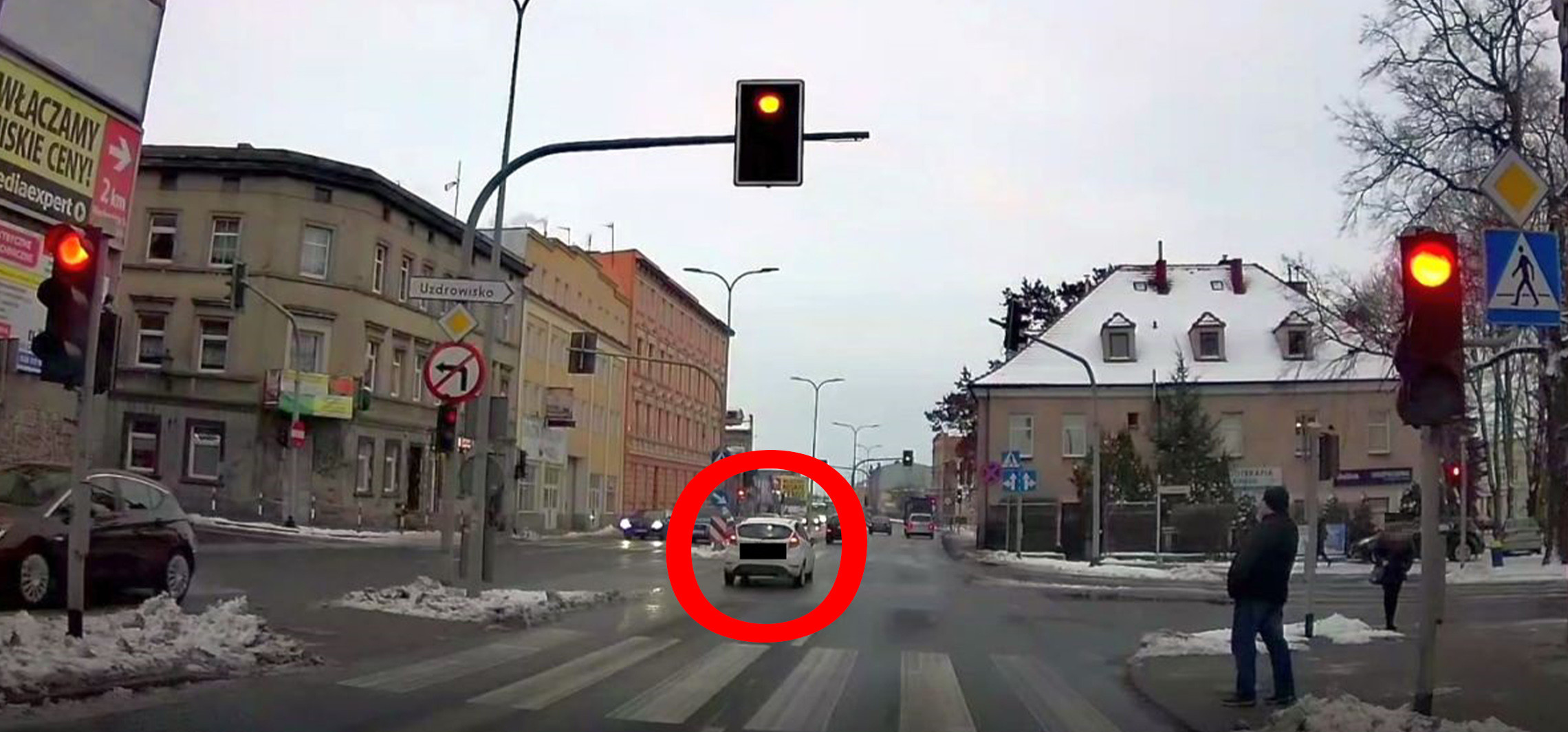 Inowrocław - Przejazd na czerwonym nie uszedł jej na sucho, bo inny kierowca wysłał nagranie policji