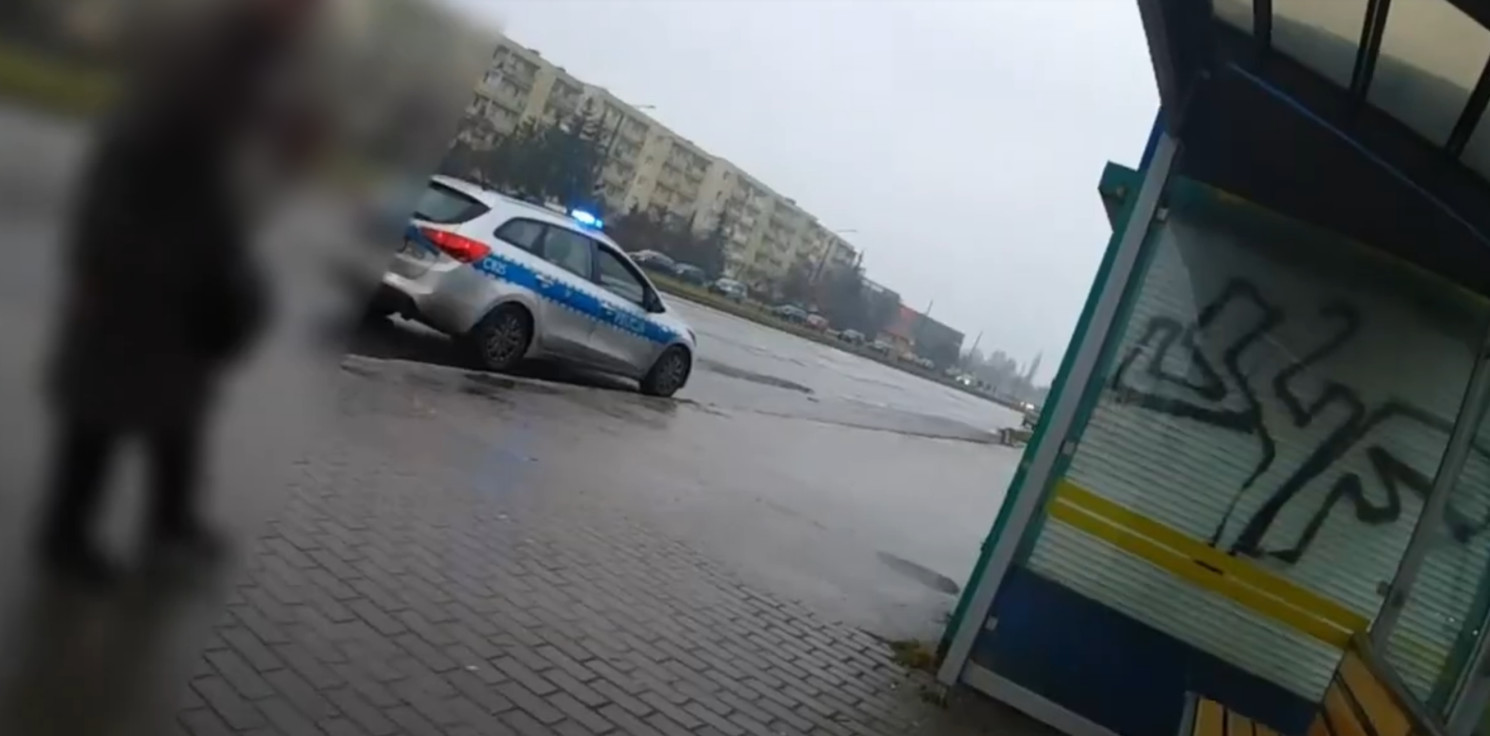 Inowrocław - Policjantka dostrzegła dziwne zachowanie mężczyzny na przystanku. Potrzebował pomocy