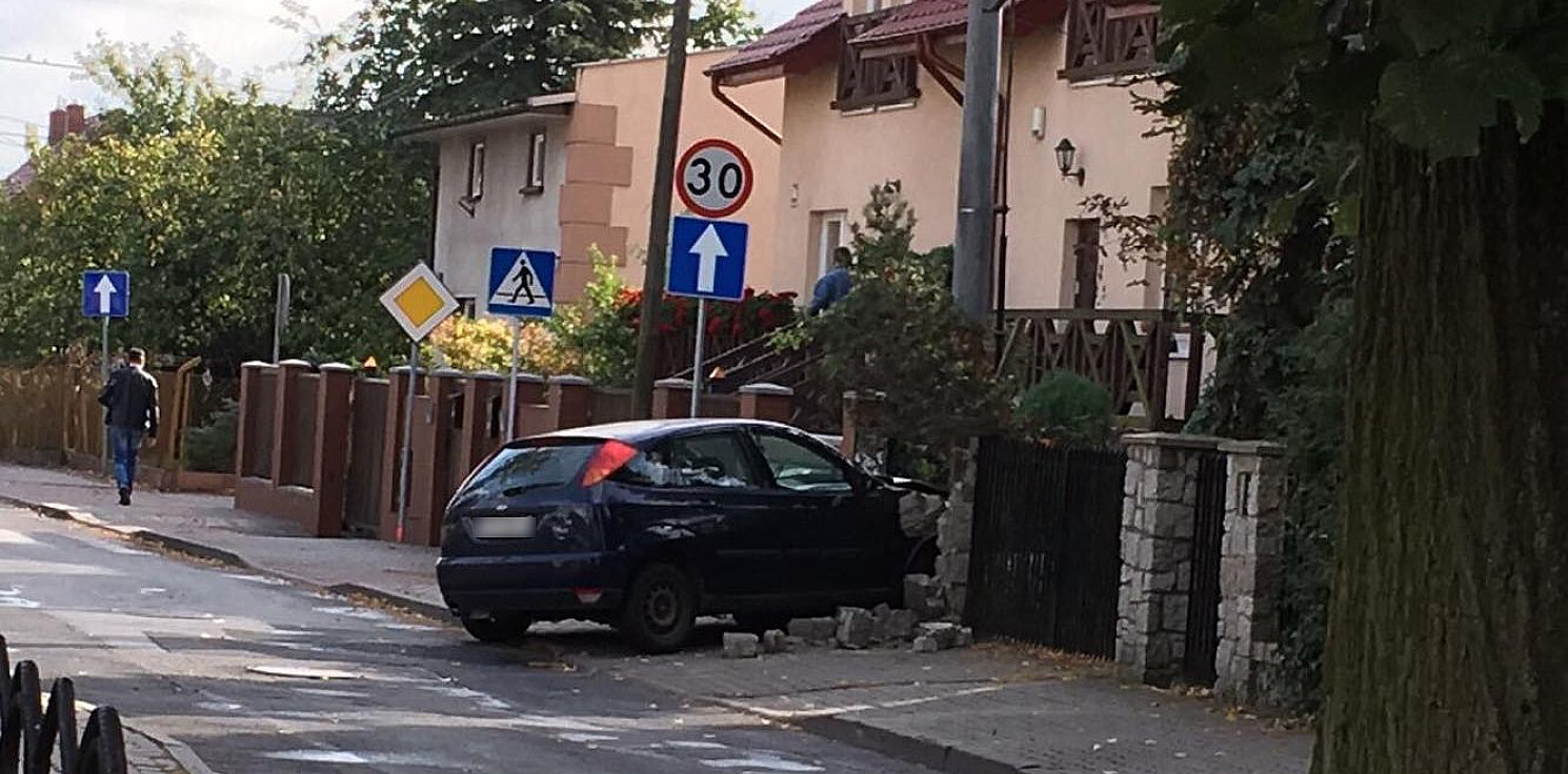 Inowrocław - Fordem wbił się w ogrodzenie domu