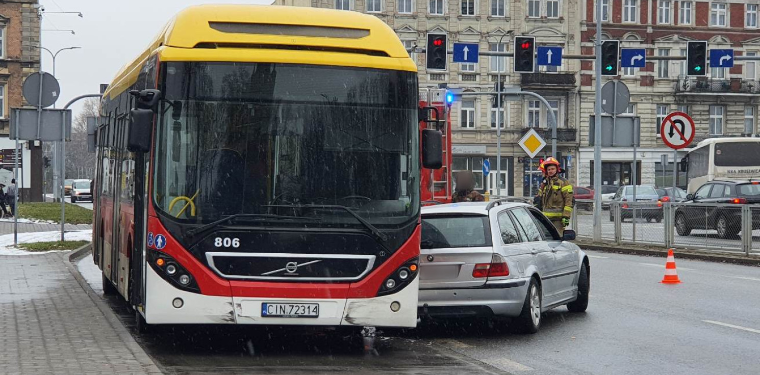 Inowrocław - BMW zderzyło się z miejskim autobusem. Są utrudnienia w centrum miasta