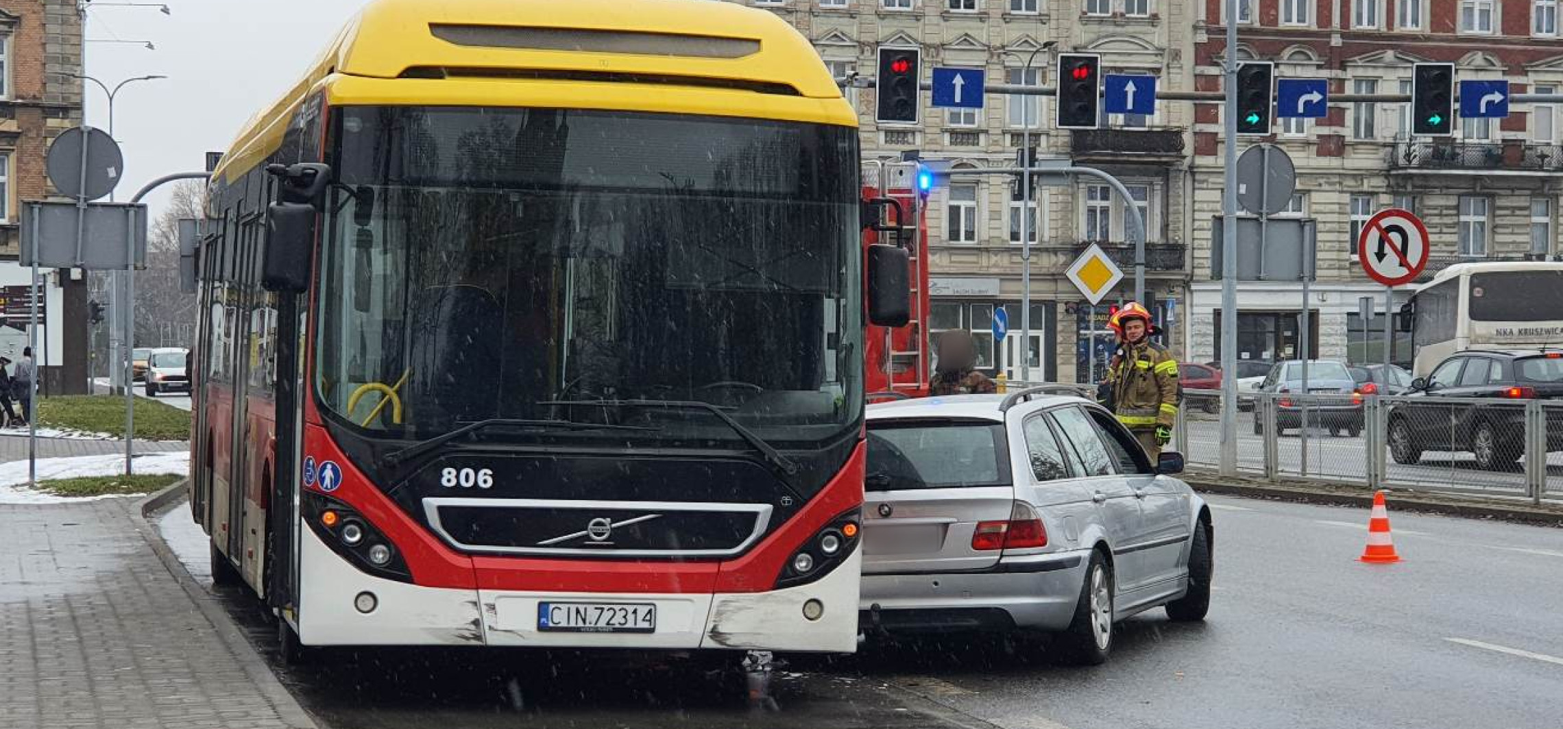 Inowrocław - BMW zderzyło się z miejskim autobusem. Są utrudnienia w centrum miasta
