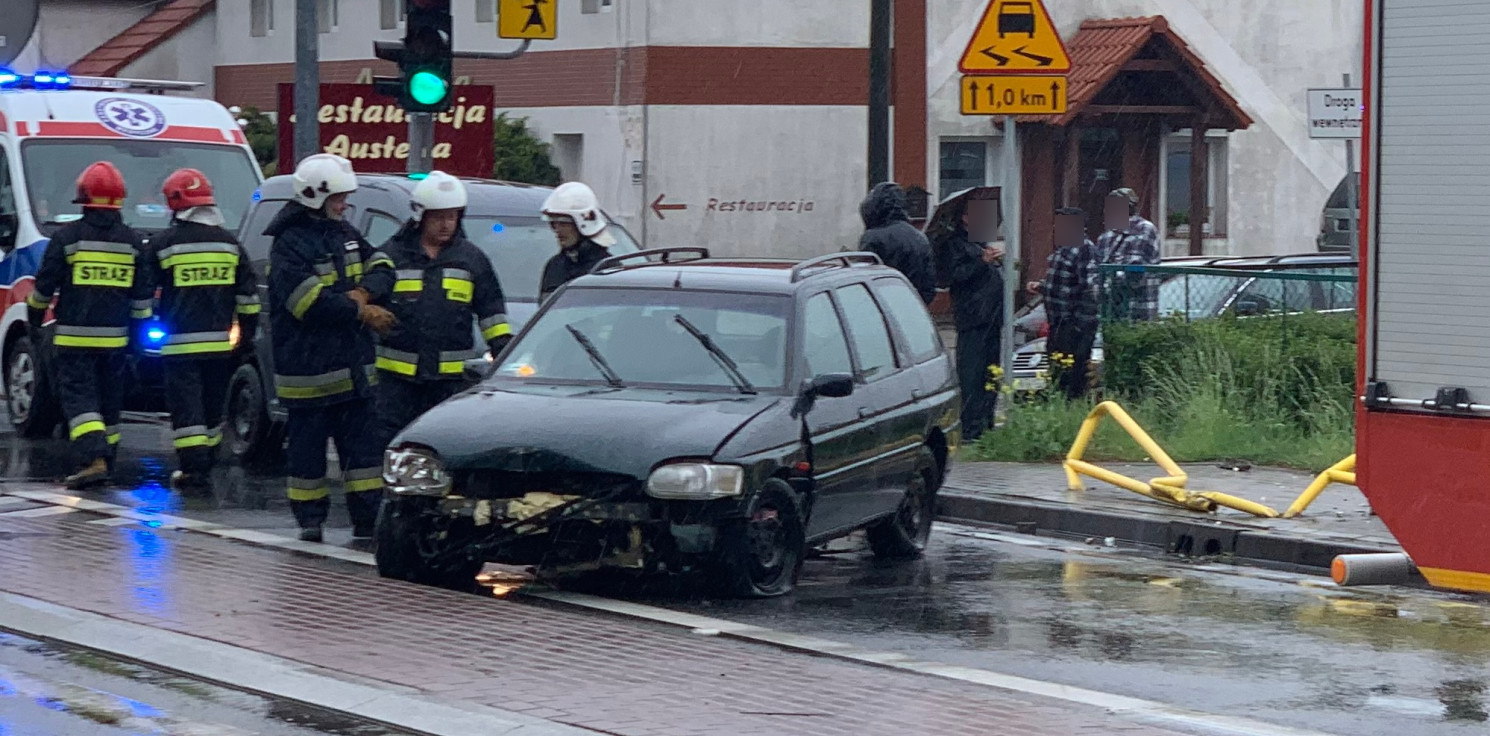 Złotniki Kuj. - Ford uderzył w barierki. Są utrudnienia 