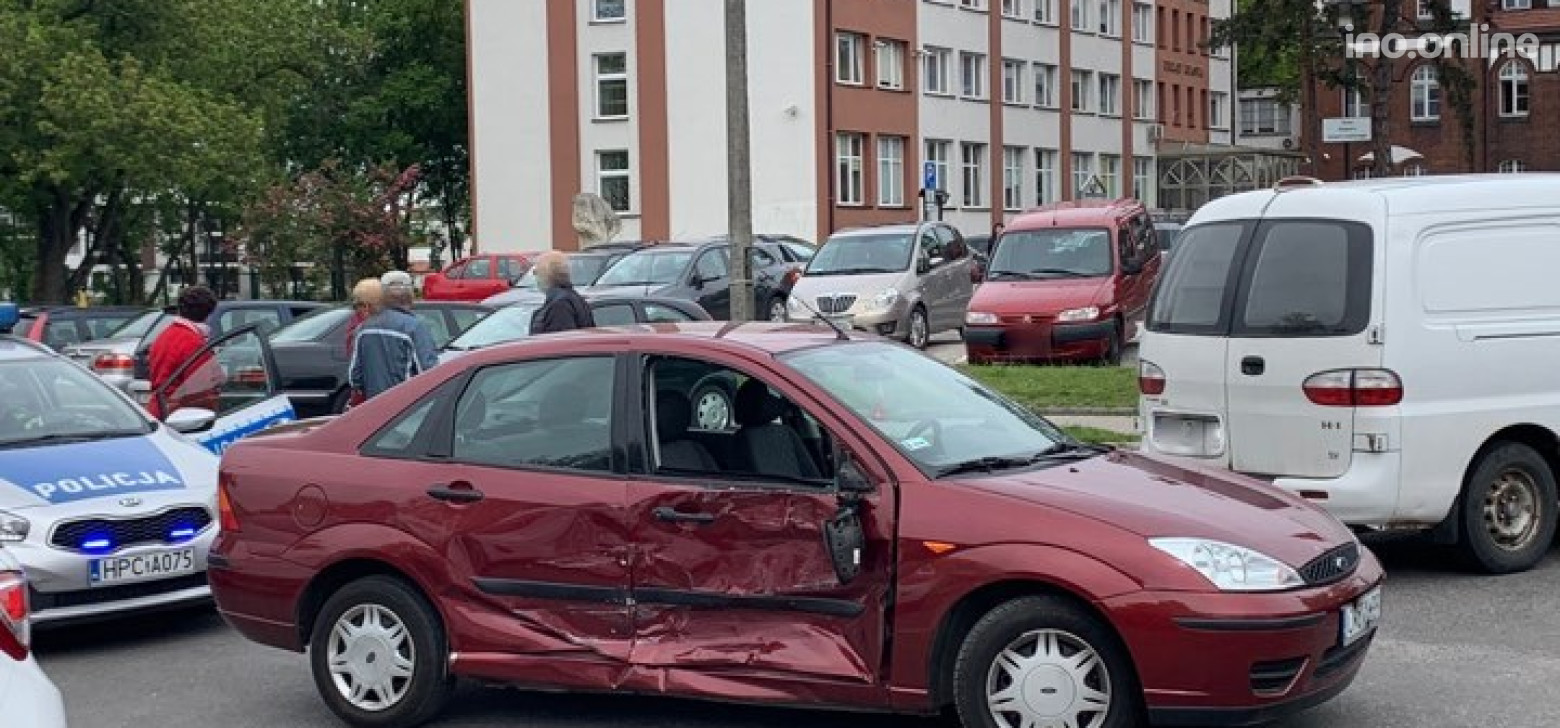 Inowrocław - Kraksa na skrzyżowaniu przy ratuszu