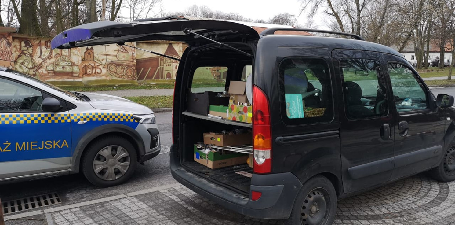 Inowrocław - Kierowca nie zamknął bagażnika. Pomogli strażnicy