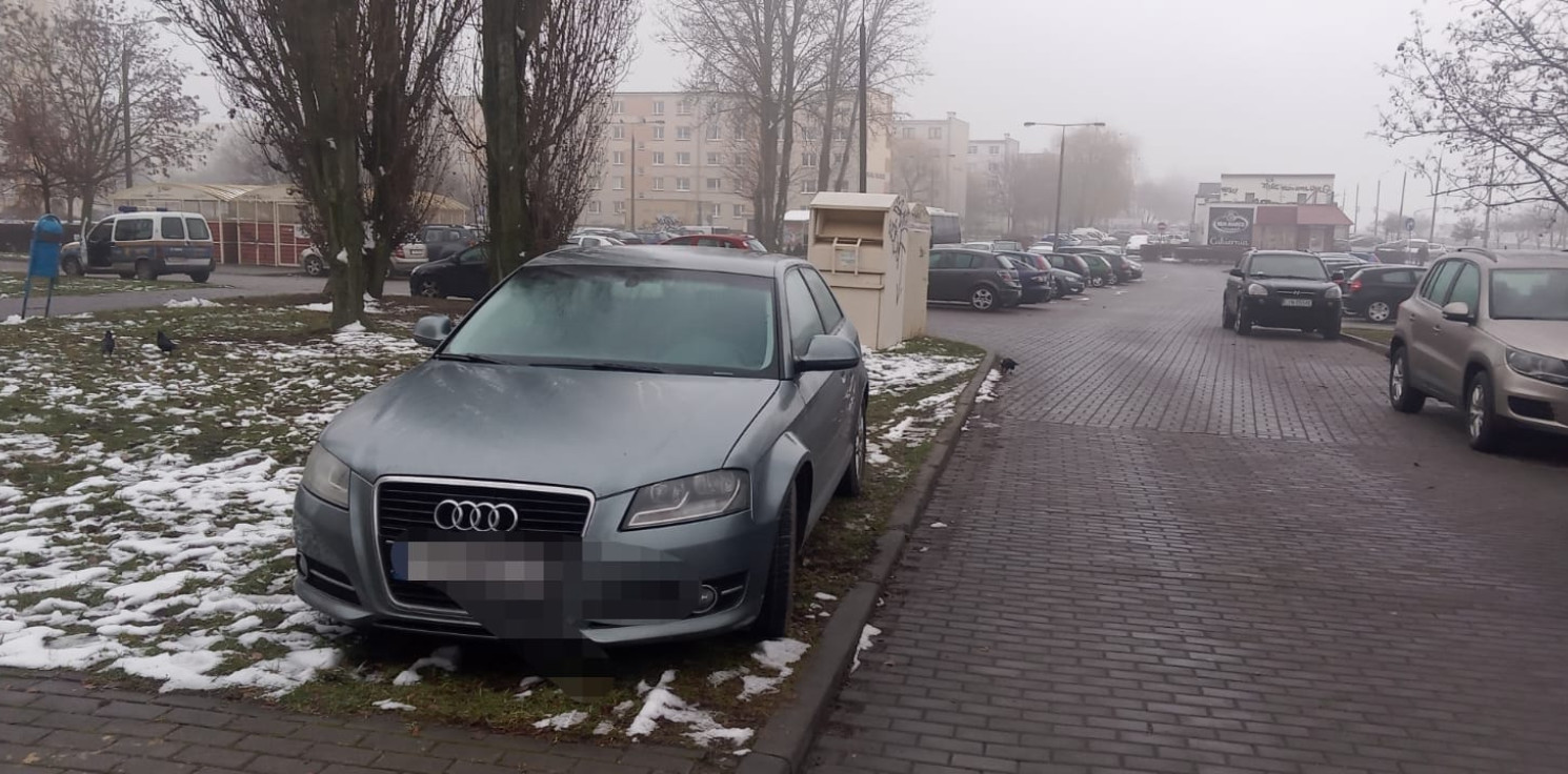 Inowrocław - Strażnicy pokazują, jak nie parkować w Inowrocławiu