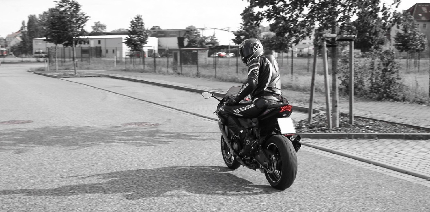 Region - 18-latek uciekał przed policją na motocyklu bez tablic i OC. Nie miał też uprawnień