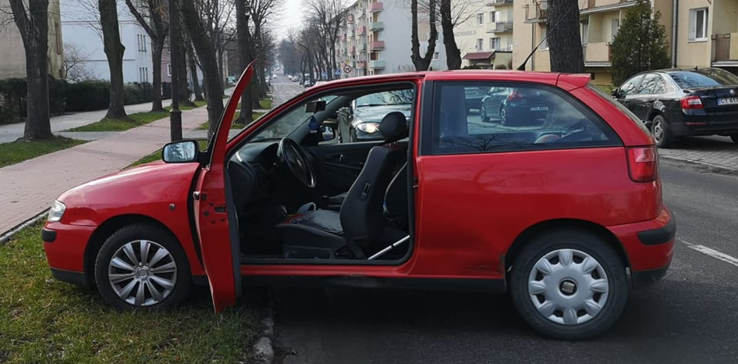 Inowrocław - Nie użyła ręcznego. Auto zaparkowało w poprzek drogi
