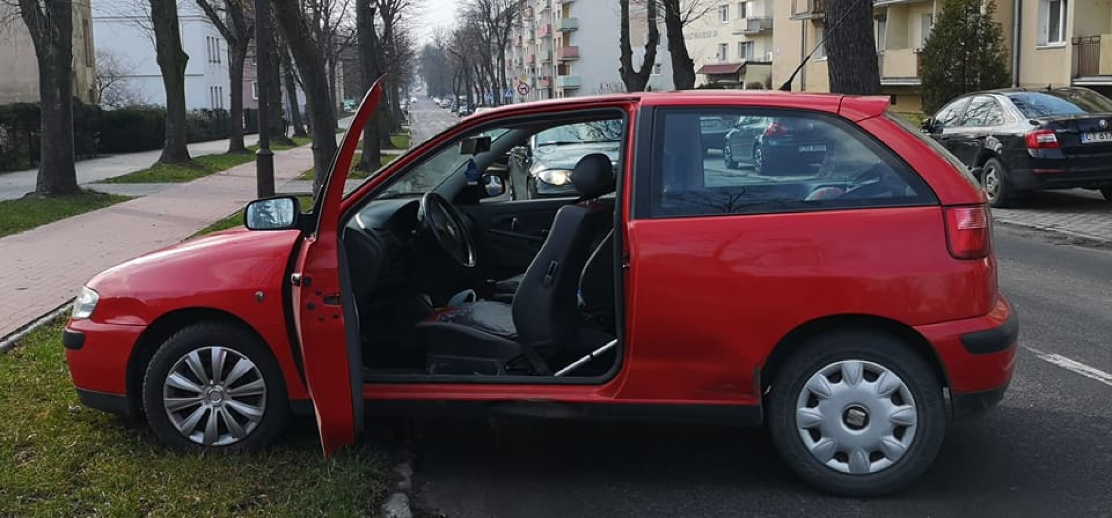 Inowrocław - Nie użyła ręcznego. Auto zaparkowało w poprzek drogi