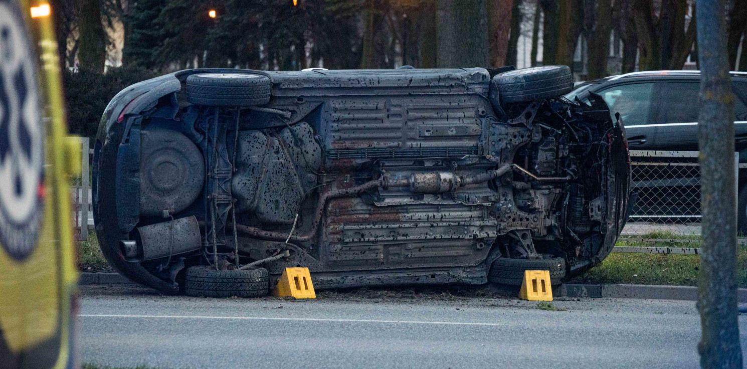 Inowrocław - Poważna kraksa na Ratuszowej. Jedno auto na boku