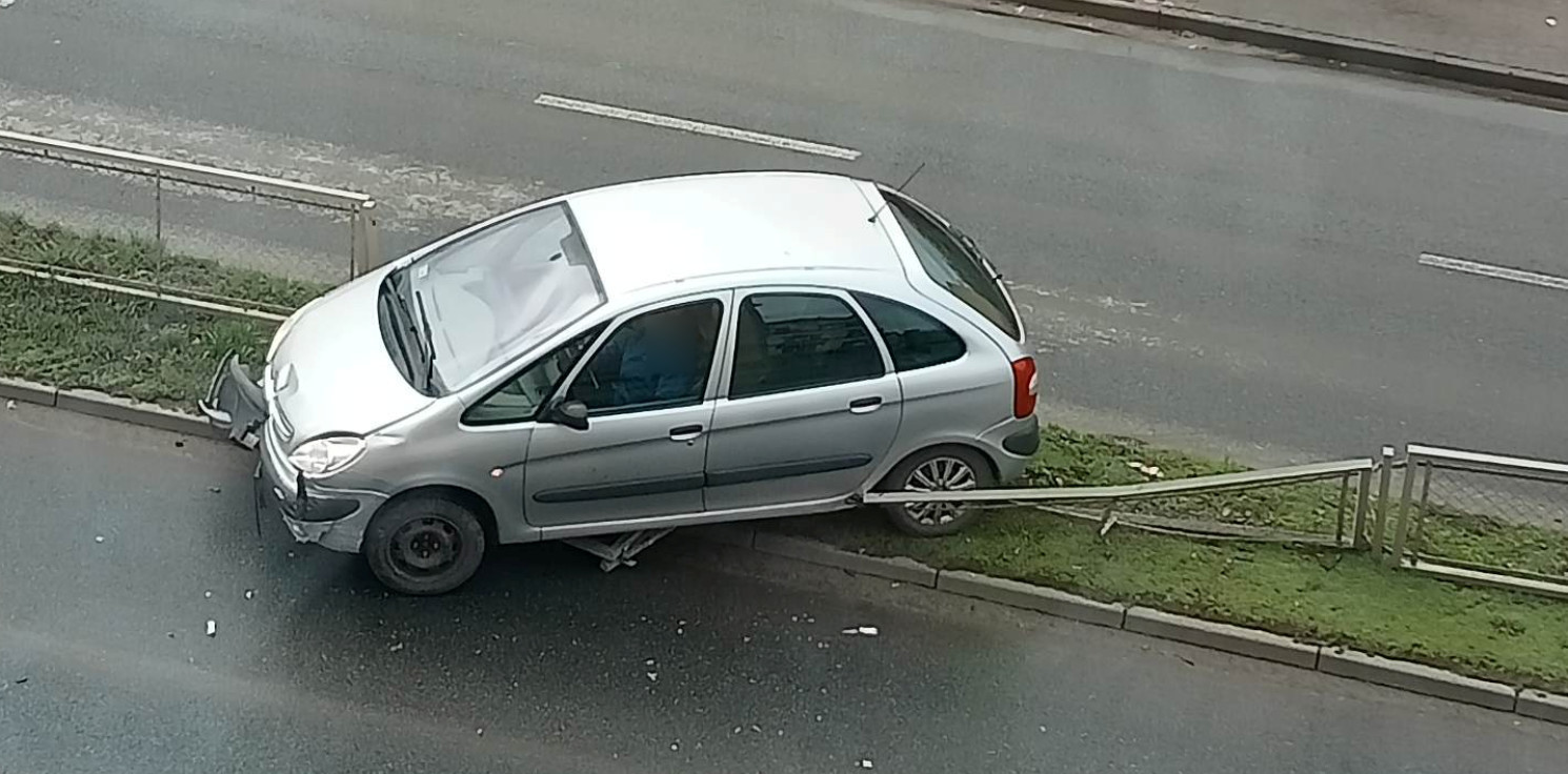 Inowrocław - W centrum miasta citroen uderzył w barierki