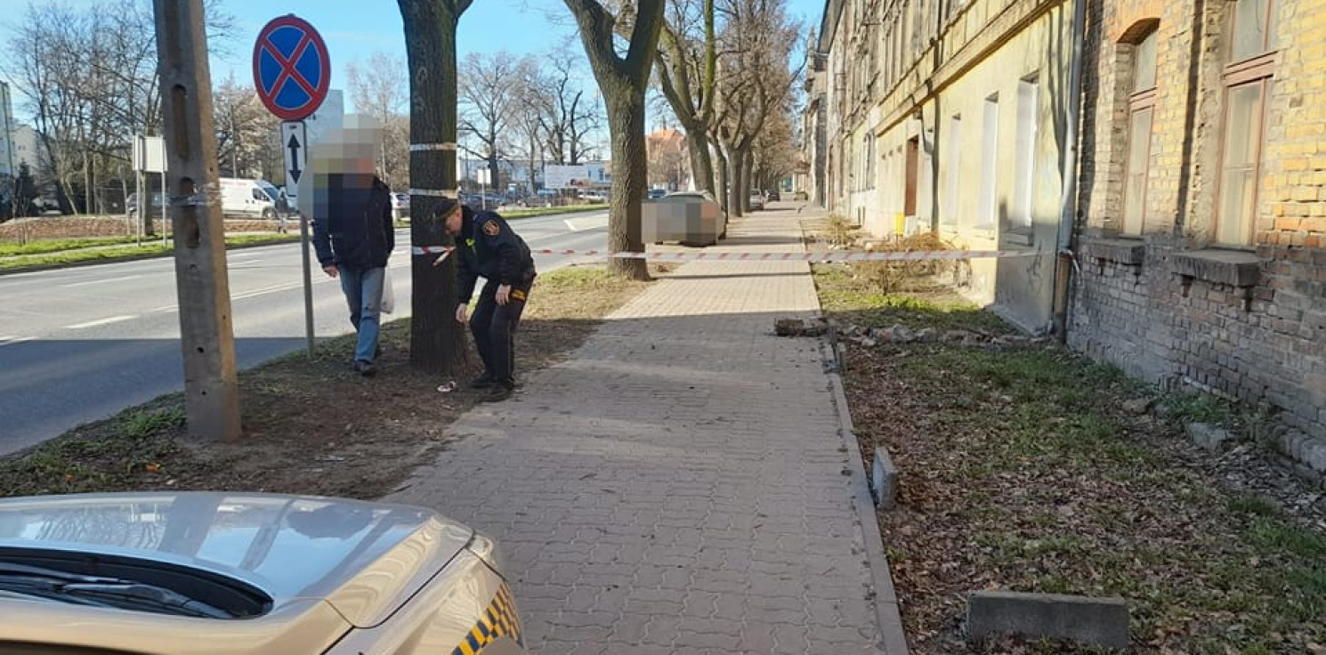 Inowrocław - Z kamienicy przy ul. Toruńskiej spadły cegły