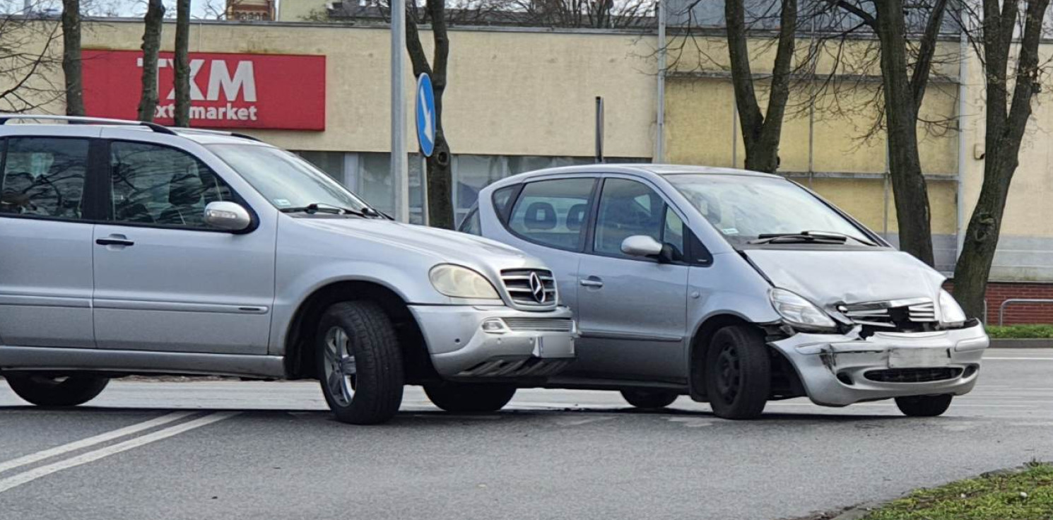 Inowrocław - Dwa mercedesy zderzyły się w centrum Inowrocławia