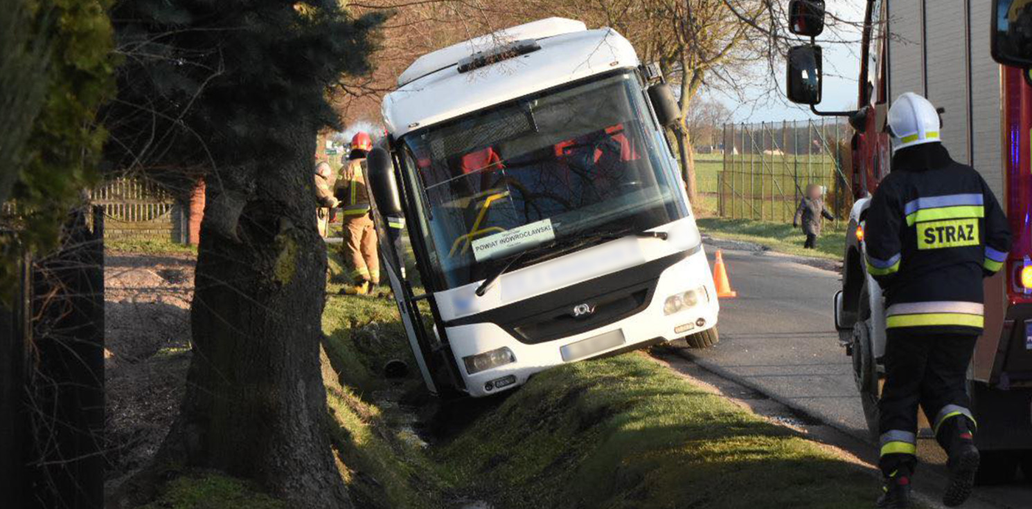 Dąbrowa Biskupia - W Pieraniu autobus wpadł do rowu
