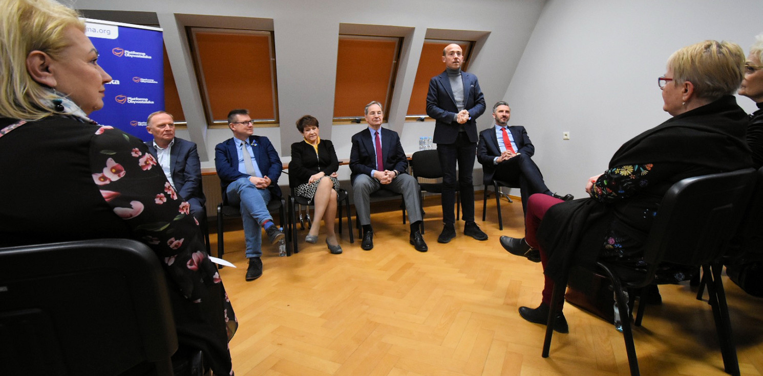 Inowrocław - Borys Budka w Inowrocławiu: PO jest partią środka. Janowi Pawłowi II wręcza się pisowską legitymację