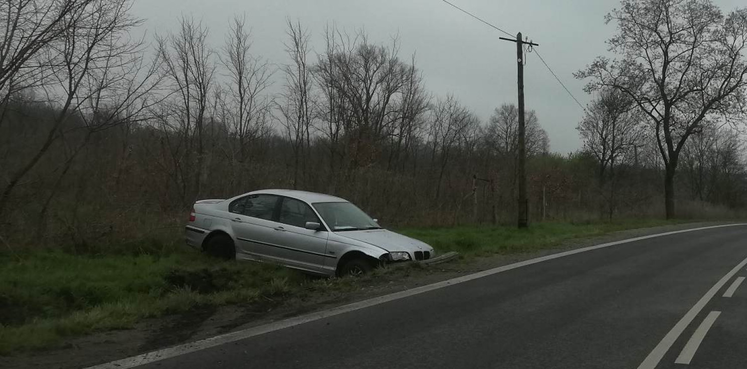 Kruszwica.online - BMW wypadło z jezdni do przydrożnego rowu