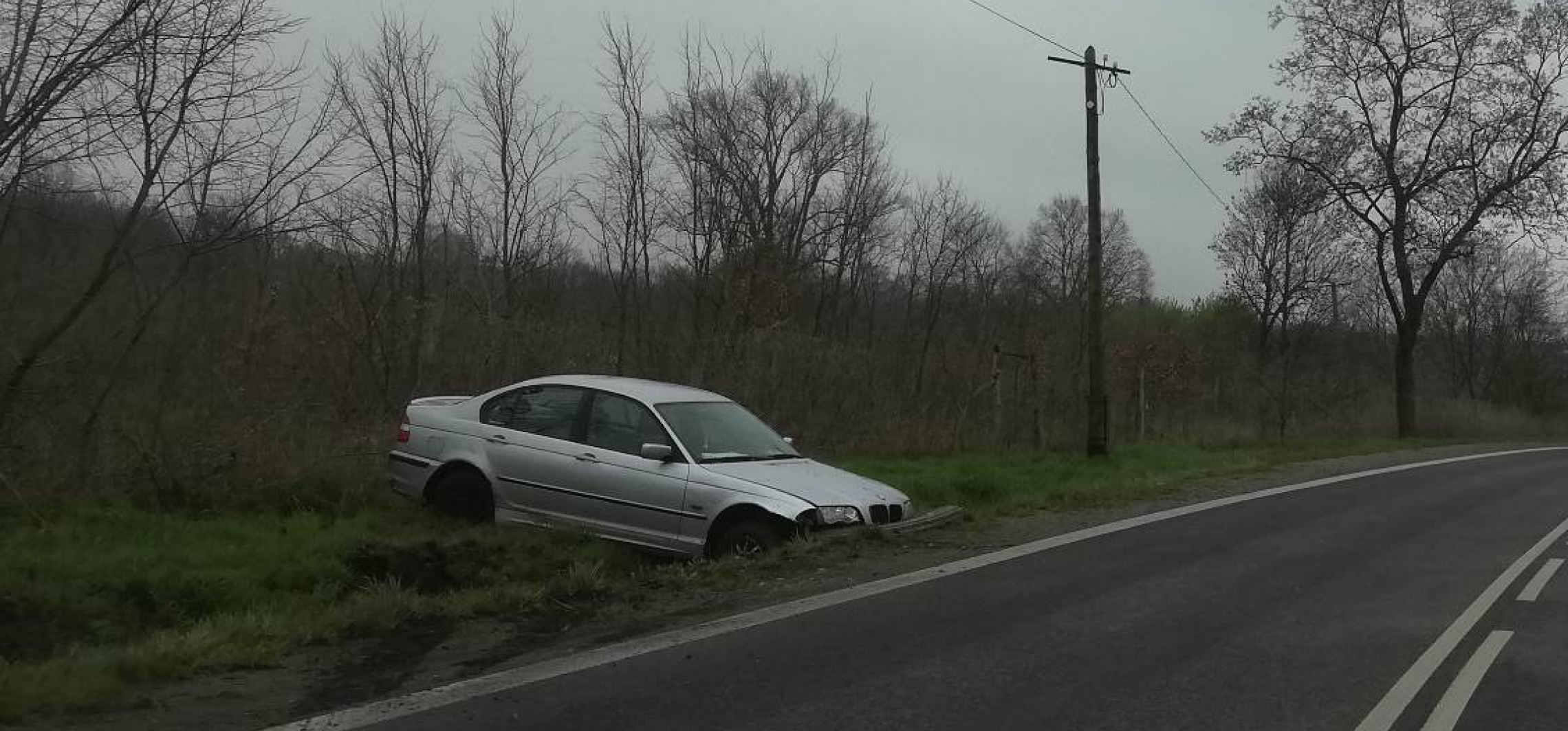 Kruszwica - BMW wypadło z jezdni do przydrożnego rowu
