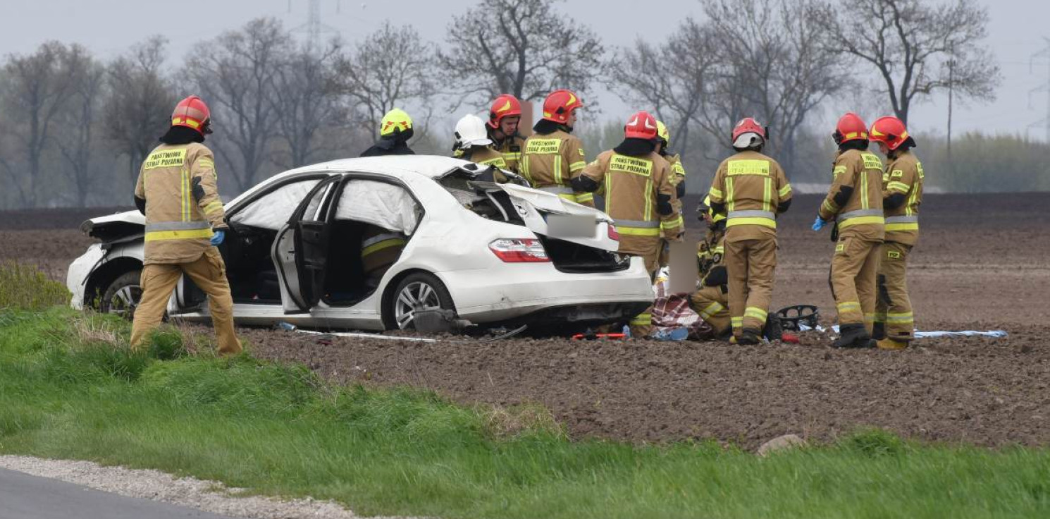 Region - Mercedes dachował koło Dziarnowa. Są ranni