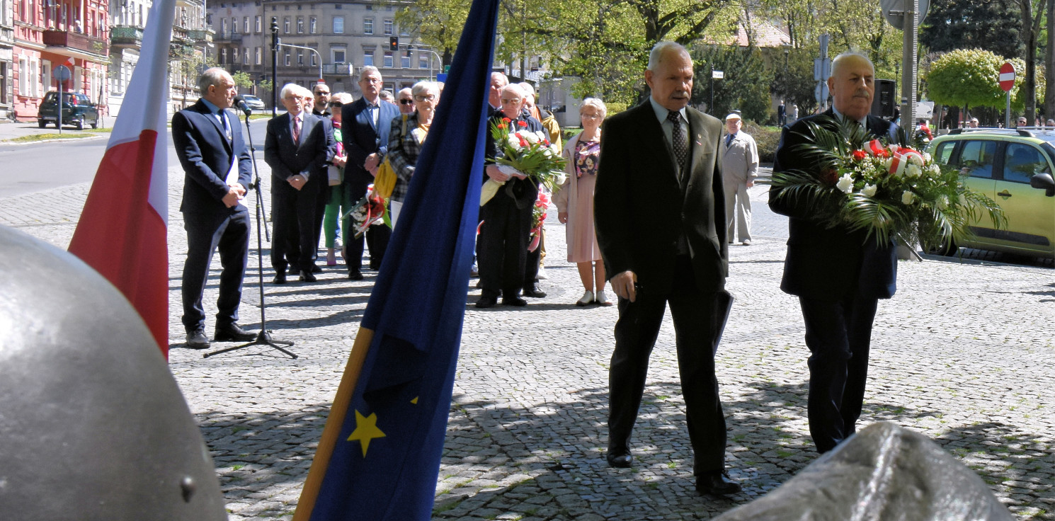 Inowrocław - Święto Pracy w Inowrocławiu. Kwiaty pod pomnikiem i pewna nowość