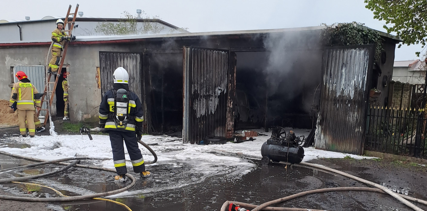 Region - Budynek gospodarczy i auto strawił groźny pożar