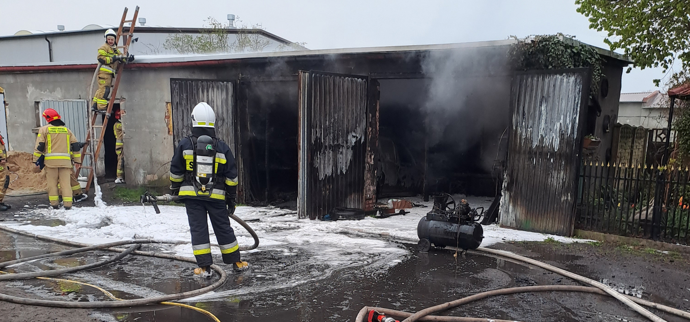 Region - Budynek gospodarczy i auto strawił groźny pożar