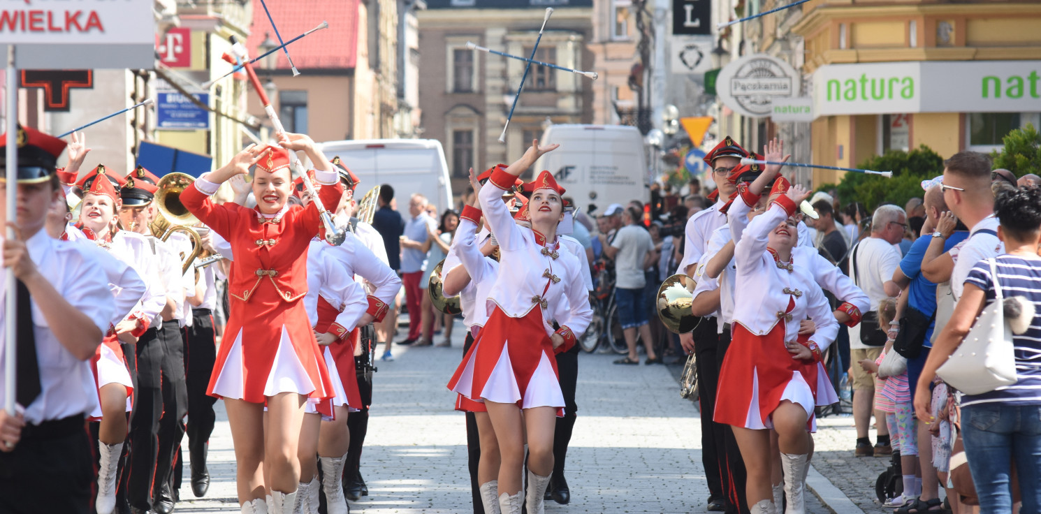 Inowrocław - Musztry paradne i popisy mażoretek, czyli Festiwal Młodzieżowych Orkiestr Dętych